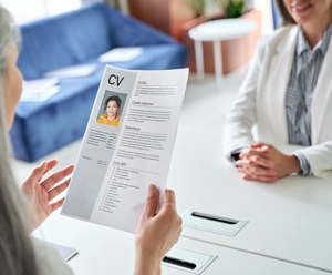 L’adaptation du curriculum vitae aux normes locales